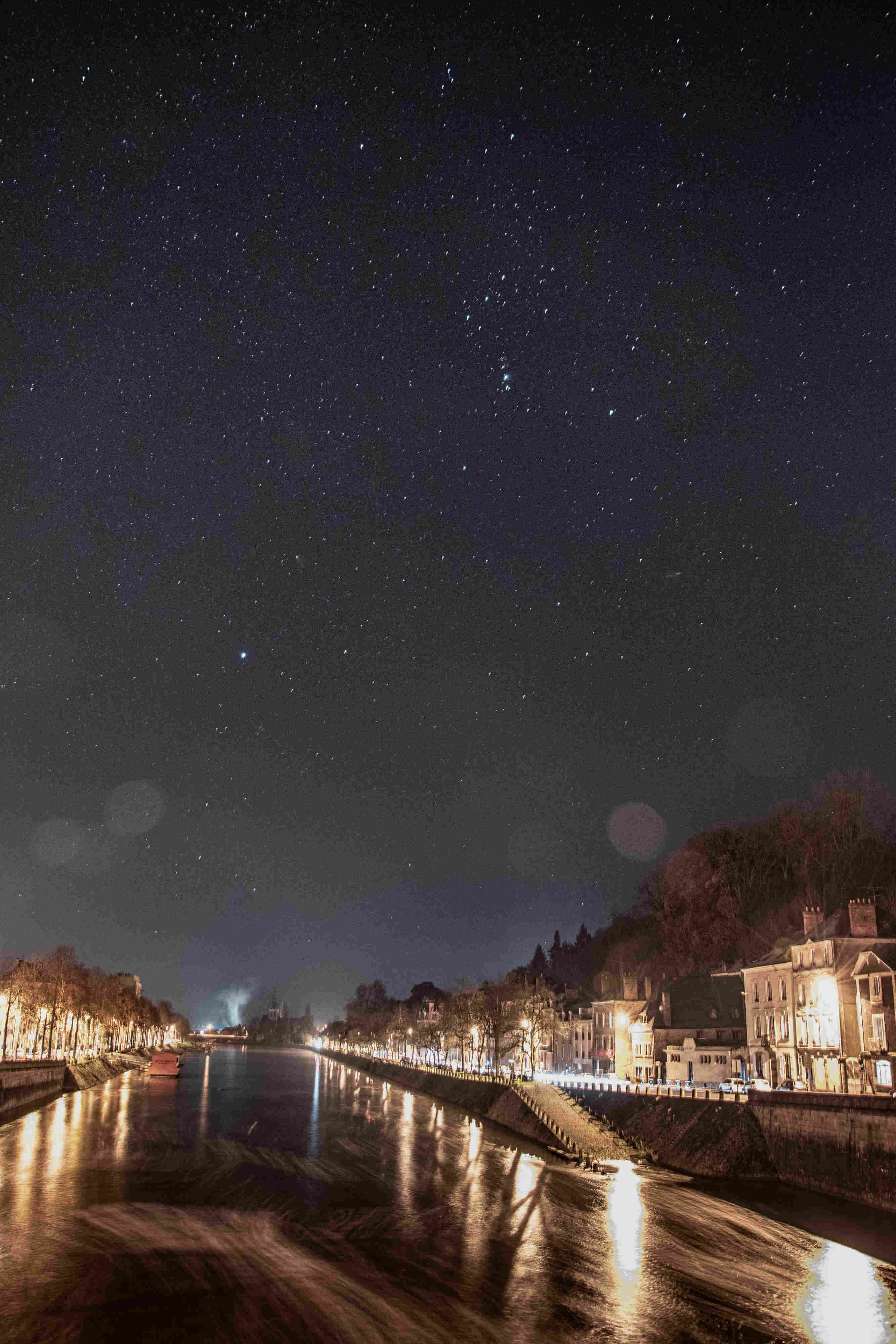 photo de laval de nuit